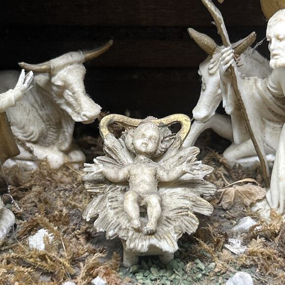 Vtg Italian Nativity Scene Handcrafted Collectible Unique Roofline Wooden Stable - Picture 10 of 14